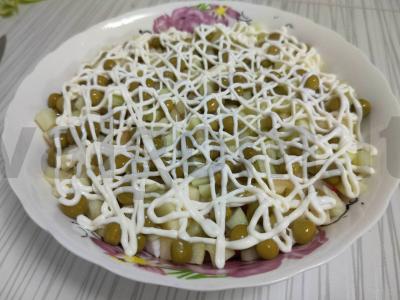 Salotos su žirneliais ir krabų lazdelėmis Žingsnis 6