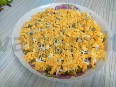 Salotos su žirneliais ir krabų lazdelėmis Žingsnis 7