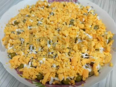 Salotos su žirneliais ir krabų lazdelėmis pagrindine nuotrauka