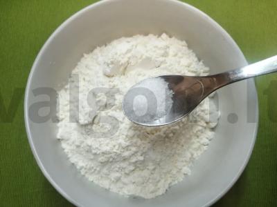 Traškūs čeburekai su mėsos faršu gazuoto vandens tešloje Žingsnis 1