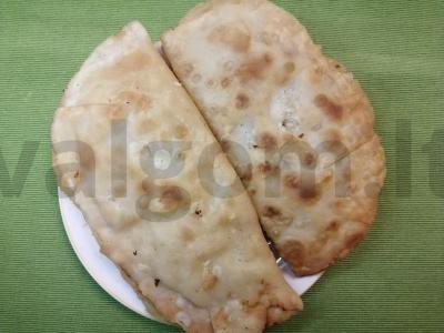 Traškūs čeburekai su mėsos faršu gazuoto vandens tešloje pagrindine nuotrauka