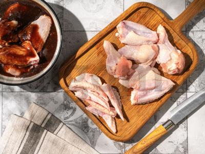 Traškūs vištienos sparneliai kukurūzų džiūvėsėliuose Žingsnis 2