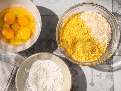 Traškūs vištienos sparneliai kukurūzų džiūvėsėliuose Žingsnis 3