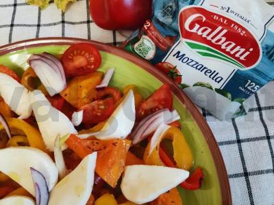 Šiltas salotas su mocarela ir moliūgu pagrindine nuotrauka