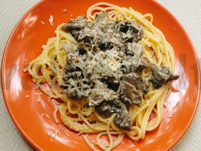 Spagečiai su švelniais grybais ir sūriu pagrindine nuotrauka