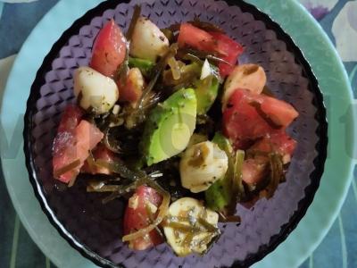 Salotos su jūros kopūstais, avokadu, mocarela ir pomidorais pagrindine nuotrauka