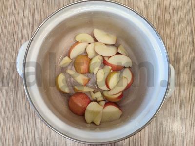 Braškės, obuoliai ir džiovinti abrikosai kompotas Žingsnis 1