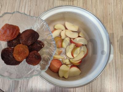 Braškės, obuoliai ir džiovinti abrikosai kompotas Žingsnis 2