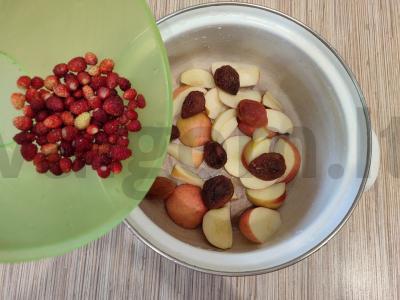 Braškės, obuoliai ir džiovinti abrikosai kompotas Žingsnis 3