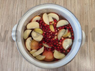 Braškės, obuoliai ir džiovinti abrikosai kompotas Žingsnis 5