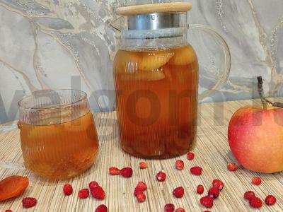 Braškės, obuoliai ir džiovinti abrikosai kompotas pagrindine nuotrauka