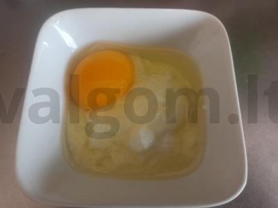 Švelni juodųjų serbentų apkepas be miltų Žingsnis 1