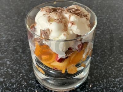 Desertas su ledais, vaisiais ir muesli pagrindine nuotrauka