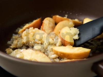 Troškinta kiauliena su obuoliais Žingsnis 4