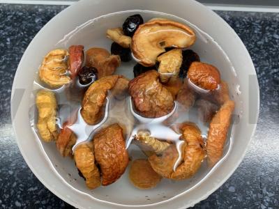 Džiovintų vaisių ir cukranendrių cukraus kisielius Žingsnis 1