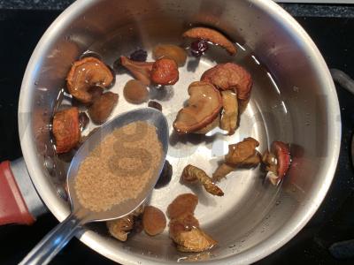 Džiovintų vaisių ir cukranendrių cukraus kisielius Žingsnis 2