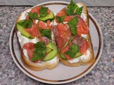 Sumuštiniai su varškės sūriu ir sūdyta lašiša pagrindine nuotrauka