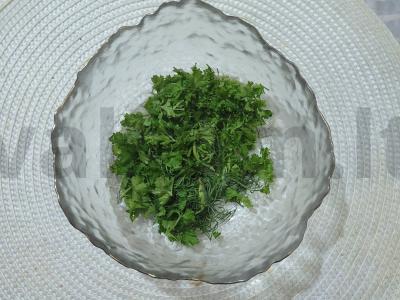 Ryškus salotas su vištiena, kukurūzais ir daržovėmis Žingsnis 1