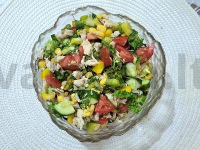 Ryškus salotas su vištiena, kukurūzais ir daržovėmis pagrindine nuotrauka