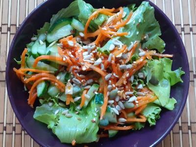 Daržovių salotas su korėjietiška morkų, agurku ir sėklomis pagrindine nuotrauka