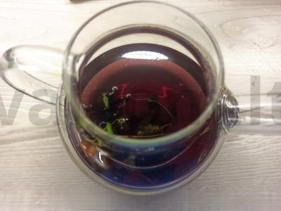 Raudonasis arbata su mėta ir čiobreliais pagrindine nuotrauka