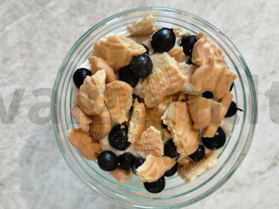 Varškės desertas su uogomis ir želė Žingsnis 9