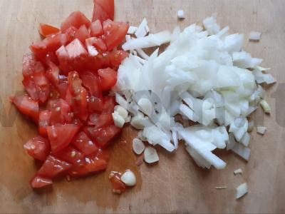 Keptos dešrelės ant keptuvės su daržovėmis Žingsnis 1