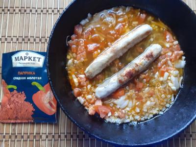 Keptos dešrelės ant keptuvės su daržovėmis Žingsnis 3