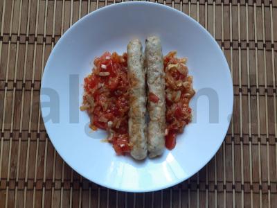 Keptos dešrelės ant keptuvės su daržovėmis pagrindine nuotrauka