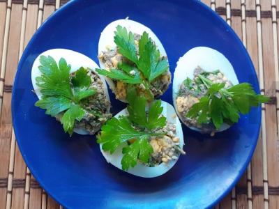 Įdaryti kiaušiniai su šprotų paštetu, petražolėmis ir sezamu pagrindine nuotrauka