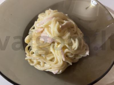 Grietinėlės makaronai su grybų padažu pietums pagrindine nuotrauka