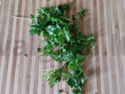 Salotos su tunu, pupelėmis, pomidorais ir petražolėmis Žingsnis 3