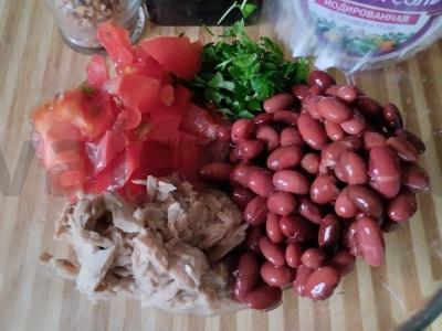 Salotos su tunu, pupelėmis, pomidorais ir petražolėmis Žingsnis 4