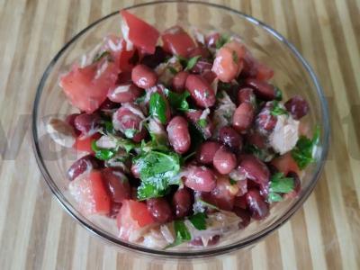 Salotos su tunu, pupelėmis, pomidorais ir petražolėmis pagrindine nuotrauka