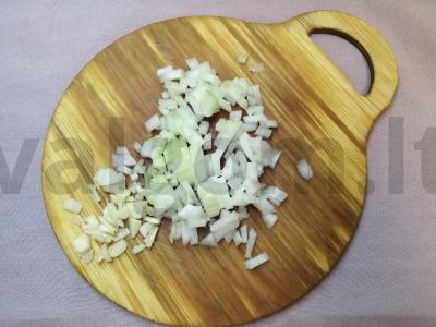 Vištienos kotletai su bekonu ir džiūvėsėliais Žingsnis 1