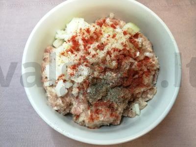 Vištienos kotletai su bekonu ir džiūvėsėliais Žingsnis 2