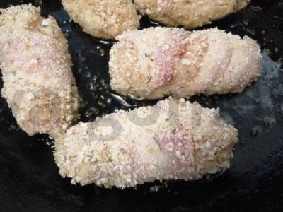 Vištienos kotletai su bekonu ir džiūvėsėliais Žingsnis 6