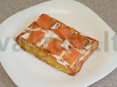 Bulvių vafliai su minkštu varškės sūriu ir rūkytu lašiša pagrindine nuotrauka