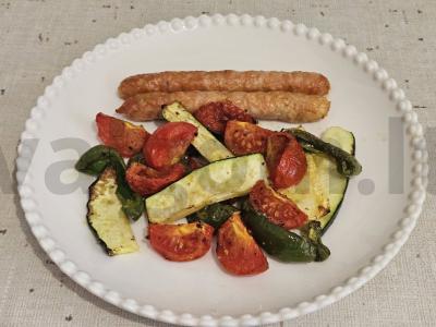 Sultingi daržovės su dešrelėmis oro grilyje pagrindine nuotrauka