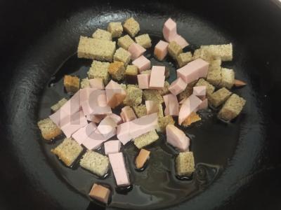 Šiltas salotas su dešra, omletu, skrudinta duona ir pomidoru Žingsnis 1