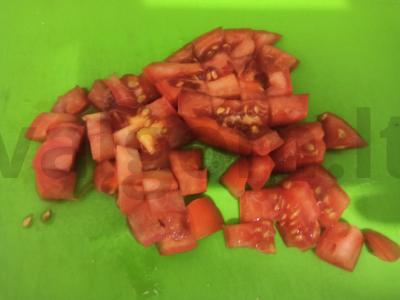 Šiltas salotas su dešra, omletu, skrudinta duona ir pomidoru Žingsnis 2