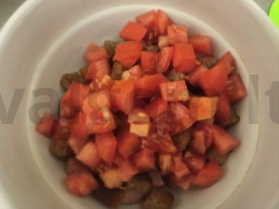 Šiltas salotas su dešra, omletu, skrudinta duona ir pomidoru Žingsnis 3