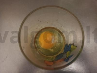 Šiltas salotas su dešra, omletu, skrudinta duona ir pomidoru Žingsnis 4