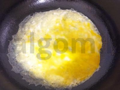 Šiltas salotas su dešra, omletu, skrudinta duona ir pomidoru Žingsnis 5