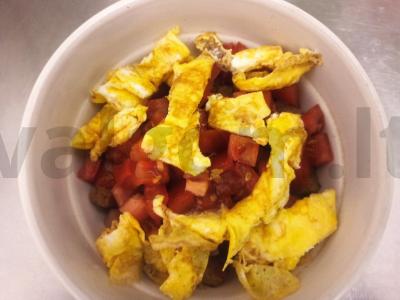 Šiltas salotas su dešra, omletu, skrudinta duona ir pomidoru Žingsnis 6