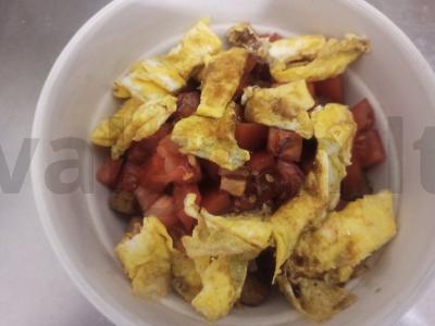 Šiltas salotas su dešra, omletu, skrudinta duona ir pomidoru Žingsnis 7