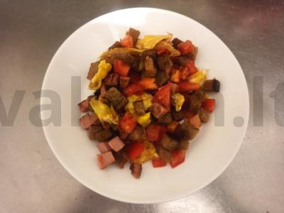 Šiltas salotas su dešra, omletu, skrudinta duona ir pomidoru pagrindine nuotrauka