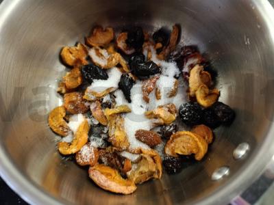 Džiovintų vaisių ir erškėtuogių kompotas Žingsnis 2