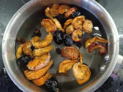 Džiovintų vaisių ir erškėtuogių kompotas Žingsnis 3