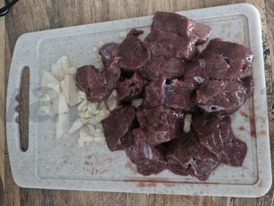 Indėnų kepenėlės grietinėlės padaže Žingsnis 1